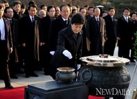 [포토]박근혜 당선자, '현충원 참배' 첫 일정 시작