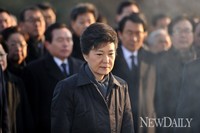 [포토]현충탑에서 상념에 잠긴 박근혜 대통령 당선자