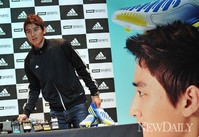 [포토]기자회견장에 입장하는 구자철