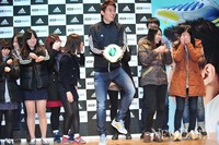 [포토] 팬들과 단체로 말춤 선보인 구자철