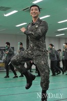 [포토]프라미스, '개다리춤도 이등병 이특이 추면 듬직~!'