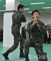 [포토]프라미스, 이특-윤학 '환상의 호흡 과시'