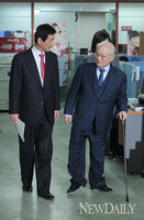 [포토]입장하는 김용준 인수위원장