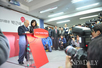 [포토]취재진에 둘러싸인 김용준 인수위원장