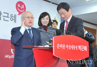 [포토]취재진 질문에 대답하는 김용준 인수위원장