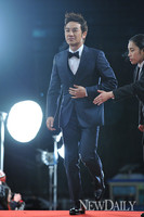 [포토]KBS연기대상, 엄태웅 '새신랑 워킹~성큼 성큼'