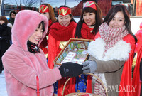 [포토]야구여신 최희 '떡 드세요~!'