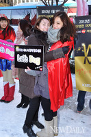 [포토]정인영 아나운서, '추운 겨울 따뜻하게 프리허그'