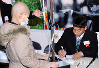 [포토]'함영훈 개인전' 환우들에게 싸인하는 이배영 선수