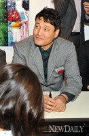 [포토]'함영훈 개인전' 싸인하는 핸드볼 국가대표 윤경신