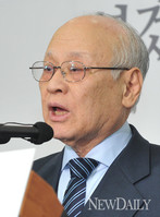 [포토]대통령인수위원회, 명단 발표하는 김용준 인수위장