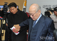 [포토]대통령인수위원회, 퇴장하는 김용준 인수위원장