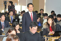 [포토] 인수위 23인 발표위해 입장하는 박선규 대변인