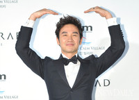 [포토]새신랑 엄태웅 '신부에게 보내는 하트~!'