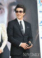 [포토]'야왕' 권상우, '자선경매 선글라스 많은 관심 부탁 드려요~!'