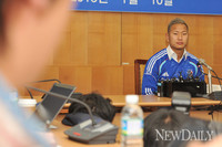 [포토] 수원삼성 입단 기자회견 질의응답 시간 갖는 정대세 