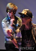 [포토]5인조 그룹 '터치'..팬미팅에서 화려한 무대 퍼포먼스