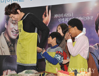 [포토]비빔밥 나눔행사, '광수 앞치마 묶어주는 지대한'