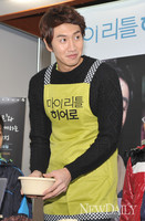 [포토]비빔밥 나눔행사, '앞치마 입은 훈남 광수'