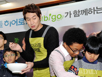 [포토]컨닝하는 광수, '비빔밥에는 뭐가 들어가면 되나?'