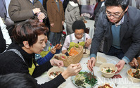 [포토]비빔밥 나눔행사, '아이들과 함께 식사하는 이광수'