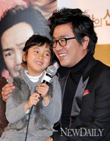 [포토]7번방의선물, 딸바보 용구 진짜 딸 아니야??