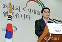 [포토] 브리핑 중인 윤창중 대변인