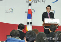 [포토]질문에 답변하는 윤창중 대변인