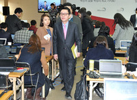 [포토]대통령인수위원회, 퇴장하는 윤창중 대변인