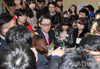 [포토]대통령인수위원회, 취재진에 둘러싸인 윤창중 대변인