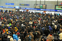 [포토] 설 열차표 예매 서울역 북새통