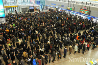 [포토]설 기차표 예매 서울역 가득 메운 시민들