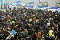 [포토]설 기차표 예매 서울역 시민들로 북새통