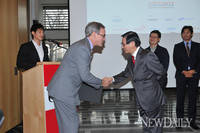 [포토]이원복 교수, 캐나다 '예술 파트너 위촉'