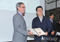 [포토]김기덕 화백, 캐나다 '예술 파트너 위촉'