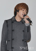 [포토]캐나다 국가 부르는 가수 셰인