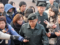 [포토]비공개 업무보고 위해 들어오는 국방부 관계자들