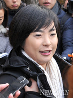 [포토]취재진에 둘러싸인 손수조 청년특위 위원