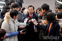 [포토]인수위로 들어서는 이현재 경제 2분과 간사