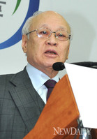 [포토]조직개편안 발표하는 김용준 인수위장