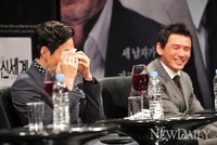 [포토]영화'신세계', 최민식의 발언에 눈물흘리는 이정재