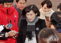 [포토]출근하는 김현숙 여성문화분과 의원