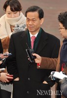 [포토]인수위원회, 출근하는 임종훈 행정실장