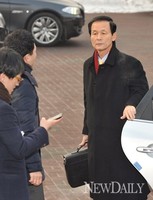 [포토]인수위원회로 들어오는 김장수 외교통일분과 간사