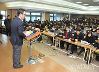 [포토]인수위, 정부업무보고 일정 브리핑하는 윤창중 대변인
