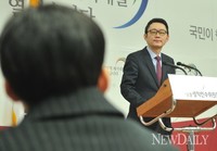 [포토] 질의 응답하는 윤창중 대변인