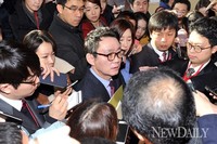 [포토]취재진에 둘러싸인 윤창중 대변인