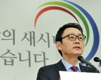 [포토]인수위 해킹관련 브리핑 하는 윤창중 대변인