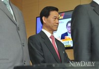 [포토]초조하게 브리핑 대기하는 임종훈 인수위 행정실장