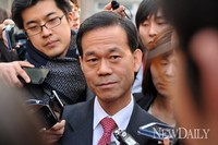 [포토]취재진에 둘러싸인 인수위 임종훈 행정실장